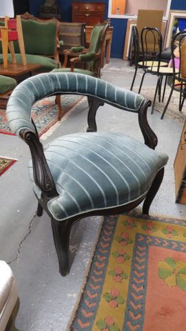 Fauteuil gondole napoléon III garni de velours bleu