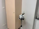 une grande armoire dans un coin d'une petite pièce