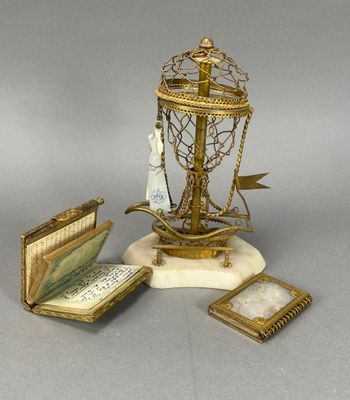 Petite nef de table en pomponne en bronze doré reposant sur … - Photo 1