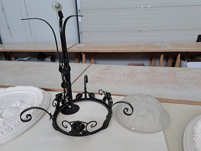 un bougeoir posé sur une table