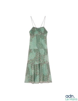 La robe est verte et présente un motif floral.