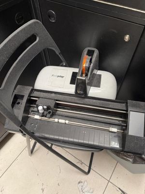 une machine posée sur une chaise à côté d'un bureau
