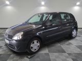 la photo d'une petite voiture noire garée dans un garage