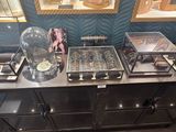 un buffet proposant une grande variété de plats