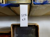 une étiquette apposée sur le côté d'une pile de livres posée sur une étagère