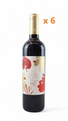 une bouteille de vin rouge posée sur une table blanche