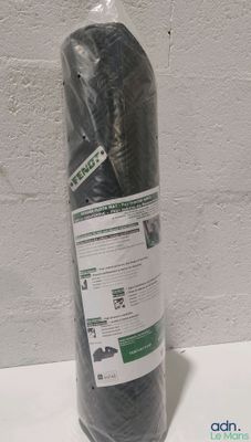 un rouleau de tissu noir emballé dans du plastique, posé sur une table