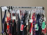 un portant sur lequel sont suspendus de nombreux types de vêtements différents