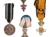 quatre médailles et une médaille sur fond blanc