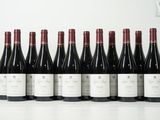 six bouteilles de vin sont alignées sur une table