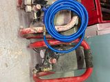 un tuyau bleu raccordé à une borne d'incendie rouge et blanche
