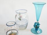 trois vases en verre et un vase posés sur une table