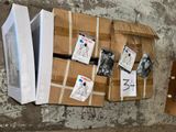 une boîte sur laquelle sont posés plusieurs objets