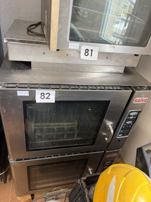 un micro-ondes posé sur une étagère