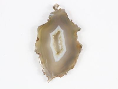 une photo d'une tranche d'agate posée sur une surface blanche