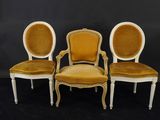 trois chaises recouvertes de velours jaune et dotées de pieds blancs