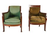 paire de chaises anciennes avec des coussins rembourrés verts et une structure en bois