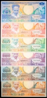une image représentant une série de billets de dix dollars