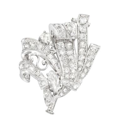 une photo d'une broche en or blanc et diamants