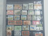 une photo d'une collection de timbres sur un mur
