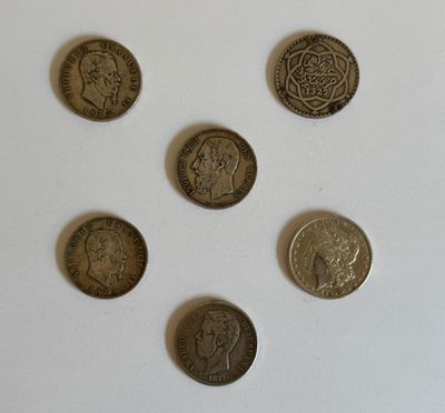 six types de pièces différents sont présentés sur une surface blanche