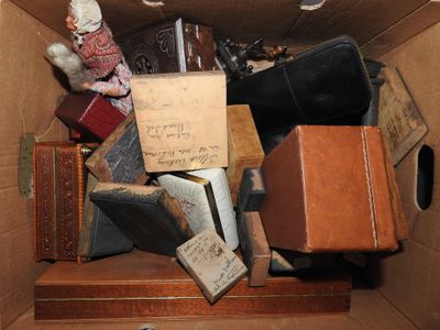 un carton rempli de vieilles valises et d'autres objets
