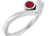 Gros plan sur une bague ornée d'une pierre rouge