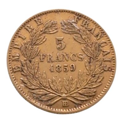 un gros plan d'une pièce de monnaie sur laquelle figure une couronne