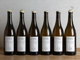 six bouteilles de vin posées sur une table en bois