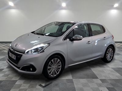 la voiture argentée est garée sur un sol en damier dans le garage