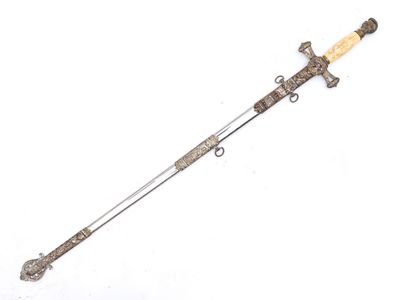 une image d'une épée avec un manche en bois