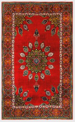 un tapis rouge orné d'un médaillon