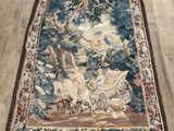 une image représentant un tapis sur lequel figure une femme dans une calèche