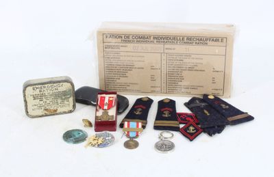 un grand nombre d'objets posés sur une table