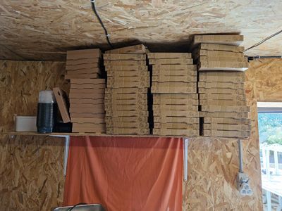 des boîtes empilées les unes sur les autres sur une étagère dans une pièce