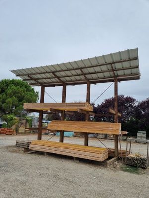 un banc en bois surmonté d'un toit