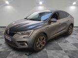 une voiture grise garée dans une pièce au sol en damier