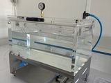 une machine posée sur une table