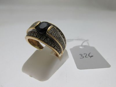 Gros plan sur une bague ornée d'une pierre noire