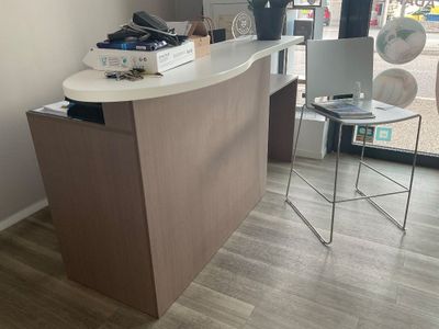 un bureau avec deux chaises et un ordinateur portable dessus