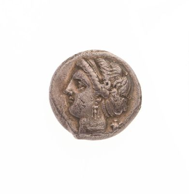 Gros plan sur une pièce de monnaie représentant une femme.