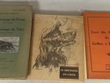 trois livres posés sur une table l'un à côté de l'autre