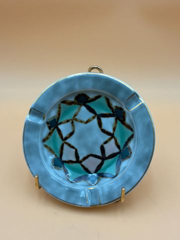 THARAUD Limoges. Cendrier en porcelaine polychrome à décor de for