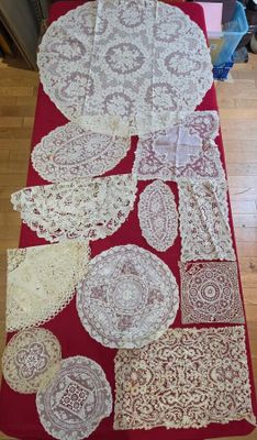une table recouverte d'une nappe rouge et d'un napperon