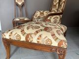 deux chaises et une chaise dont l'assise est recouverte d'un tissu à motifs