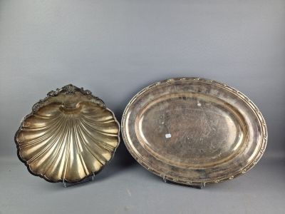 paire de plats argentés sur fond gris