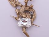 un gros plan d'une broche ornée d'un dragon