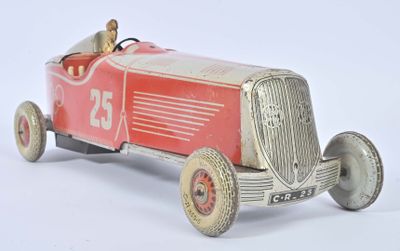 une petite voiture rouge posée sur une surface blanche
