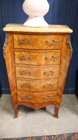 Chiffonnier de style Louis XV en bois de placage ouvrant à 5 tiro...