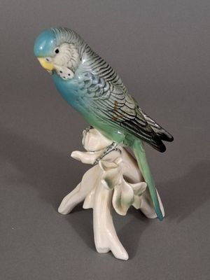 un oiseau perché sur une figurine